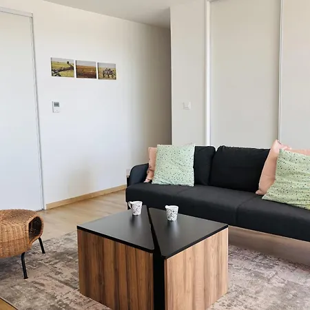 Air-conditioned - 3 Bedrooms דירה *