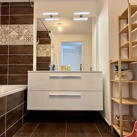 Air-conditioned - 3 Bedrooms דירה *